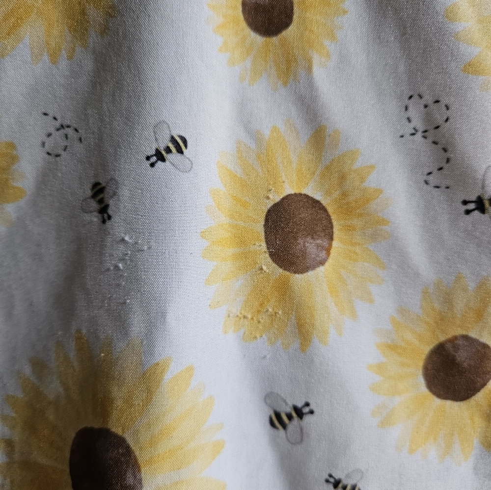 Maevn Bee The Sun Women's 3-Pocket STRETCH V-Neck Print Scrub Top - Picture 6 of 8